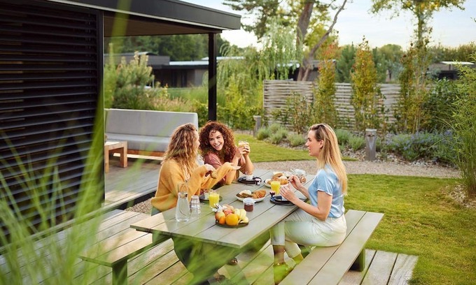 Elst Maison | These Eco-Lodges are equipped for 12 people and have one hot tub. From your own terrace, you can therefore completely relax and enjoy your own wellness moment!