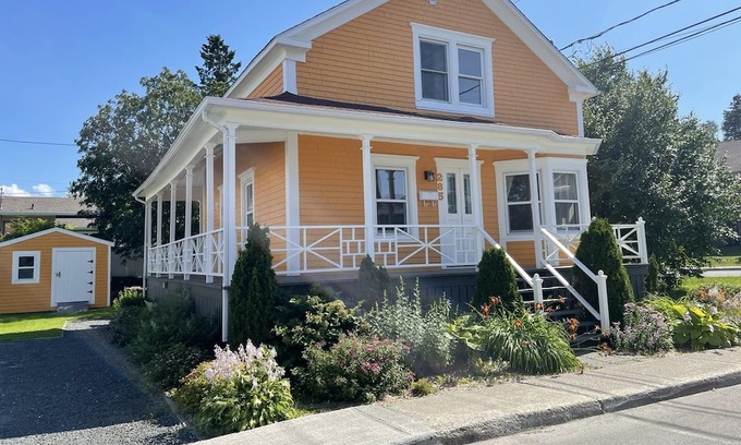 Matane Maison | Maison Ancestrale Avec Magnifique Terrasse au Centre-ville de Matane