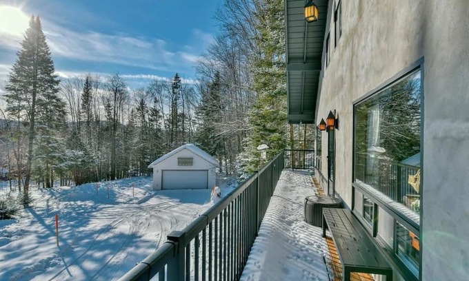 Les Pays-d'en-Haut Regional County Municipality Chalet De Ski | 4 Br Luxury St-Sauveur Chalet & Pool, Swim Spa, fireplace, close to Ski resort