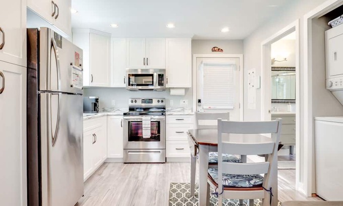 Port Alberni Maison | The Bear Studio House: Open concept house that sleeps up to 4
