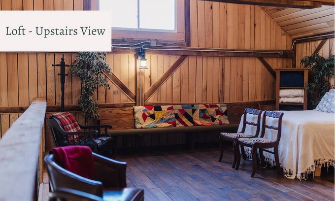 Dundas Maison | Cozy Barn Sleeps 4 + 1.5 Baths + Full Kitchen + Family Room + Gathering Space