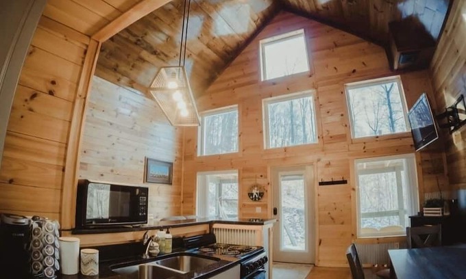 Campton Cabine | Secluded forest getaway on 50 acres, near RRG