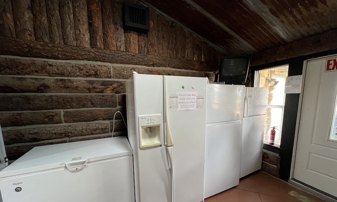 Hico Cabine | Large Rustic Lodge and Retreat Center on 35 acres!