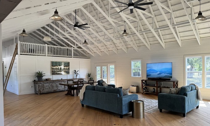 Pauls Valley Autre | Cozy farmhouse in the country! Beautiful all-new furnishings and gorgeous views!