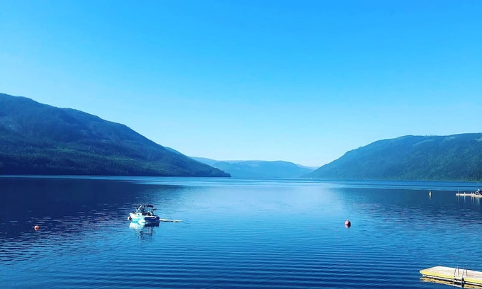 Ashton Creek Cabine | Mabel Lake Lakefront Summer cabin & bunk house with beach, dock and large deck