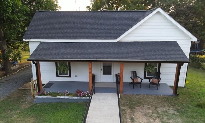 Fort Mill Maison | COZY Downtown FORT MILL.1/2 block to MAIN STREET Restaurants* (3 bd, 2 ba)