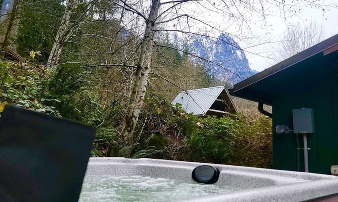Gold Bar Cabine | The Lily Pad - rustic cabin for 2+pets, mountain view, river access