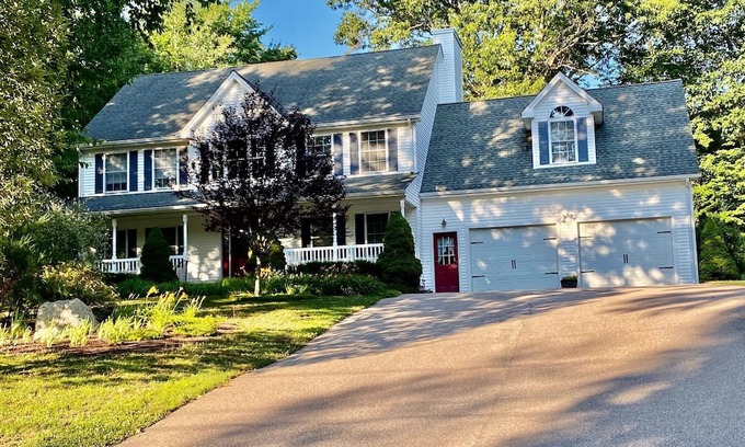 Preston Maison | Perfect home for adventure! 2mi to Foxwoods, 15 min to Mystic, tour CT WineTrail