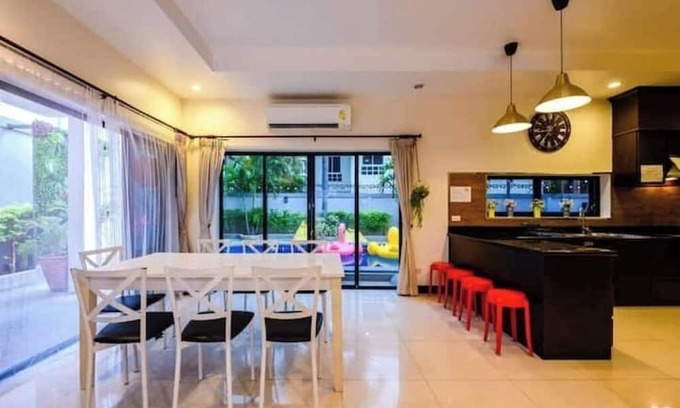 Pratumnak Hill Maison | 4 Beds Close to Walking Street