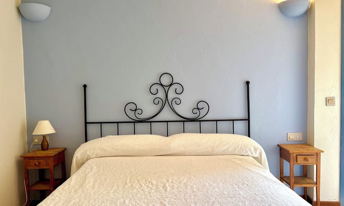 Ullastret Appartement | HOTEL EL FORT DúLLASTRET. Apartment 3: Two bedrooms with terrace.