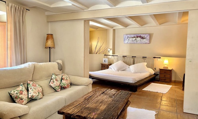 Ullastret Appartement | EL FORT DúLLASTRET, Apartment 1: Studio with King Size Bed