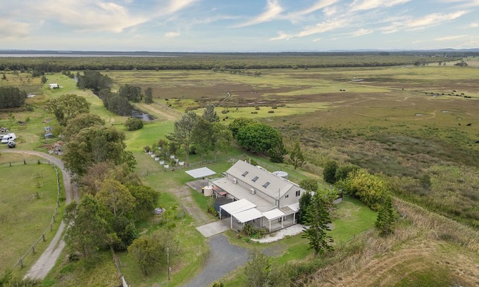 Fullerton Cove Maison | Willow Barn on 9 acres - Huge Swim Spa - Country Escape for Families and Groups