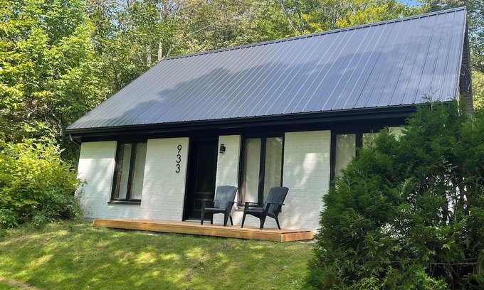 Saint-Pierre-de-l'lle-d'Orleans Chalet De Ski | Renovated country home on Île d'Orléans/La Maison Blanche
