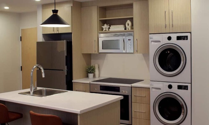 Saint John Appartement | Modern 1–BR Apartment near St. Joseph’s Hospital, Walk to Uptown, AC & Parking