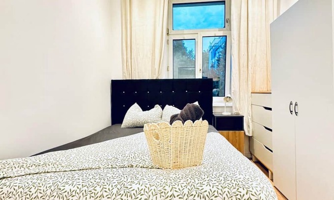 Klosterneuburg Appartement | Affordable Studio with Kitchen & Private Bath – Central Location
