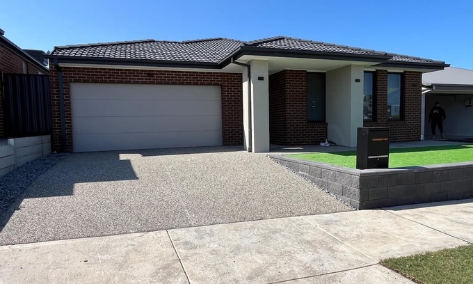 Kalkallo Maison | Perfect Family Home w Garage Near Parks & Donnybrook