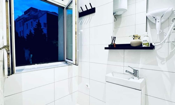 Klosterneuburg Appartement | Compact Studio Apartment with Essentials, Ideal for 2 Guests