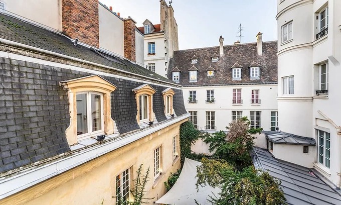Arsenal Appartement | A Verdant Escape:580m2:Expansive Townhouse Nestled in a Marais Cul-de-Sac