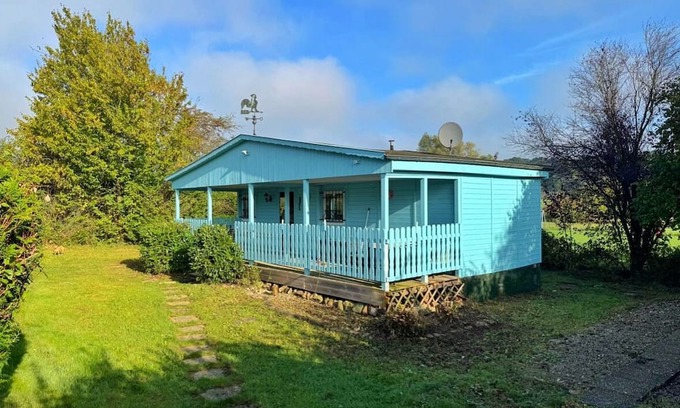 Rhodes Cabine | Blue house just 2 minutes from the Parc Animalier de Saint Croix!