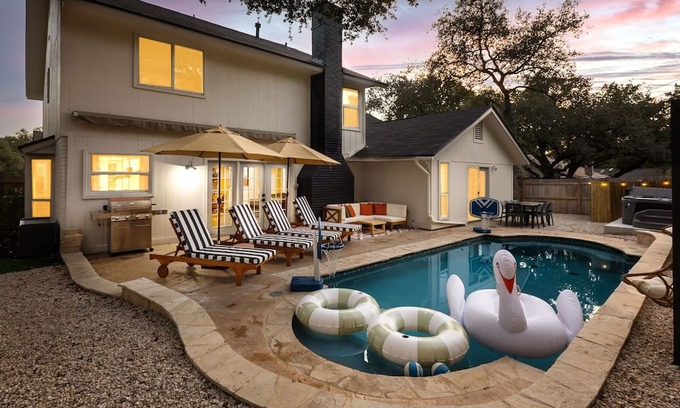 North Central Thousand Oaks Maison | Spacious Family Getaway w/Heated Pool, Fire Pit, Hot Tub, Movie Theater