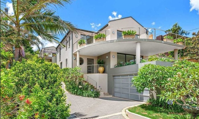 North Curl Curl Maison | Stunning beach house overlooking North Curl Curl beach