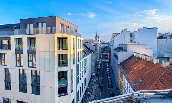 Favoriten Hôtel | Stunning 12BR. Floor - Perfect for 24 People Group