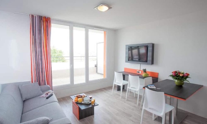 Chevilly-Larue Hôtel | Charming Apartment w/Kitchenette Steps from Vibrant Market & Metro