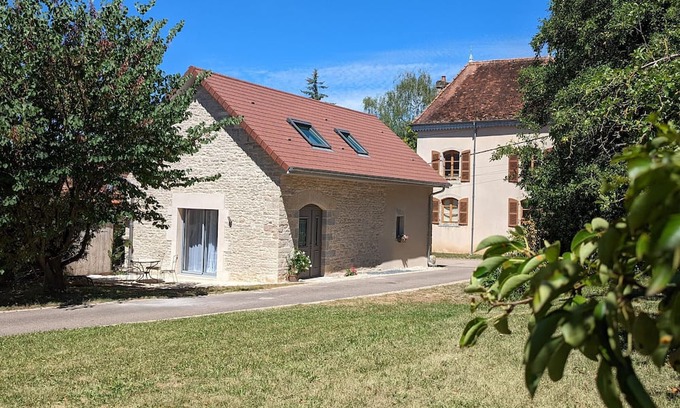Maizieres Cottage | Charming independent cottage with garden and family activities