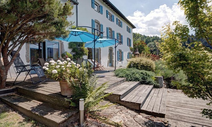 Saint-Jean-la-Vetre Cottage | Charming Cottage with Sauna and WiFi