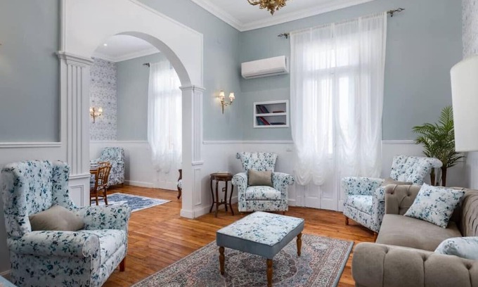 Downtown Cairo Appartement | `Downtown Sunny Hideaway: Vintage, 7 Balconies`