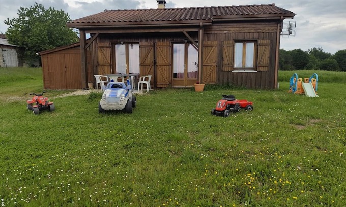 Saint-Front-d'Alemps Maison | Holiday Home 'Le Chalet' with Private Garden and Wi-Fi