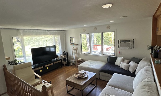 Springfield Maison | Spacious 4-bedroom house in charming Springfield with AC, fitness room