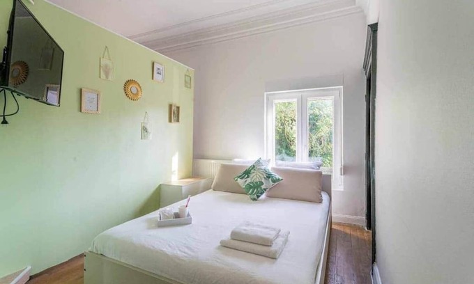 Woippy Lit Et Petit-Déjeuner | Chambre 30m² - Salon privé - 2TV - Wifi - 120m²