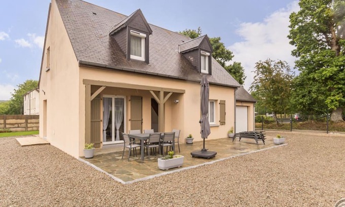 La Haye-du-Puits Cottage | Charming house with WiFi, terrace, pets allowed
