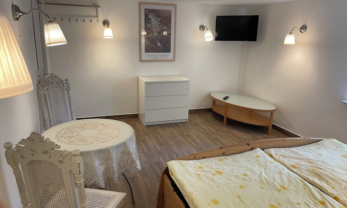 Glienicke/Nordbahn Appartement | Living in a green basement