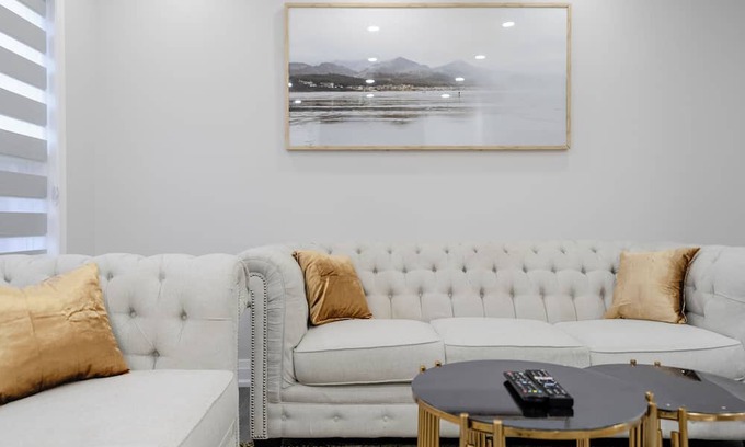 Vaughan Maison | Vaughan cozy room near Wonderland with office workspace with internet