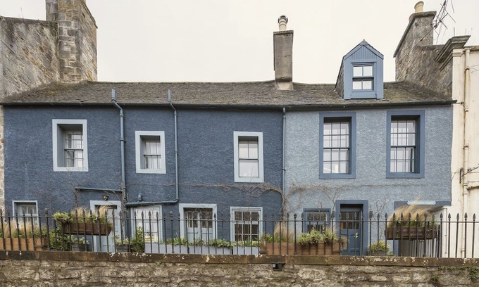South Queensferry Maison | Historic 1600s townhouse in South Queensferry with Forth Bridge views and easy Edinburgh access.