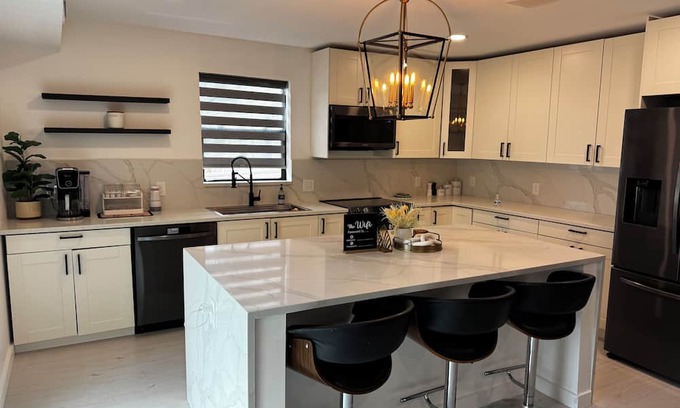 Powderhorn Maison | Modern house in heart of Minneapolis, All the amenities, No Clean Fee