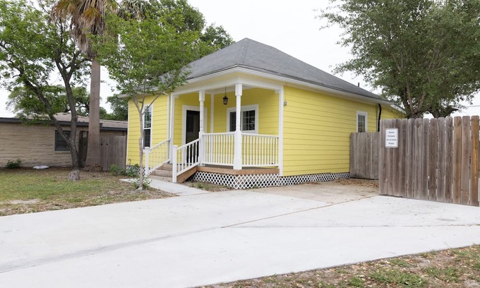Aransas Pass Maison | Immerse yourself in the comfort of this charming home in Aransas Pass!