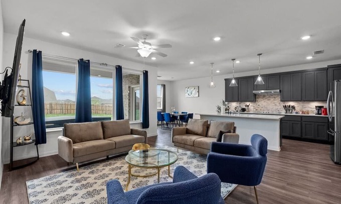 Haslet Maison | Haslet House · Luxury and Spacious Family Retreat w Jacuzzi