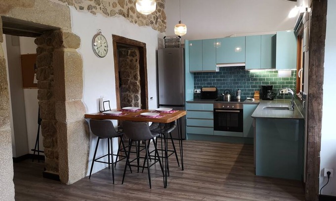 Lloreda Appartement | Rustic, spacious apartment in the Valles Pasiegos, with sheep and hens