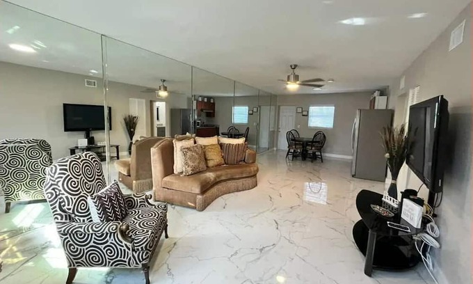 Bearss Plaza Appartement | #18 Tampa Stone king bed 2/1 unit 2301