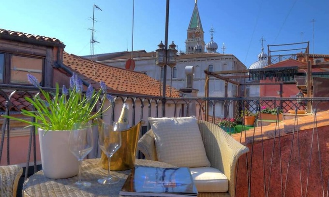Isola San Giorgio Maggiore Appartement | Bell Tower at the Rectory (Design House)
