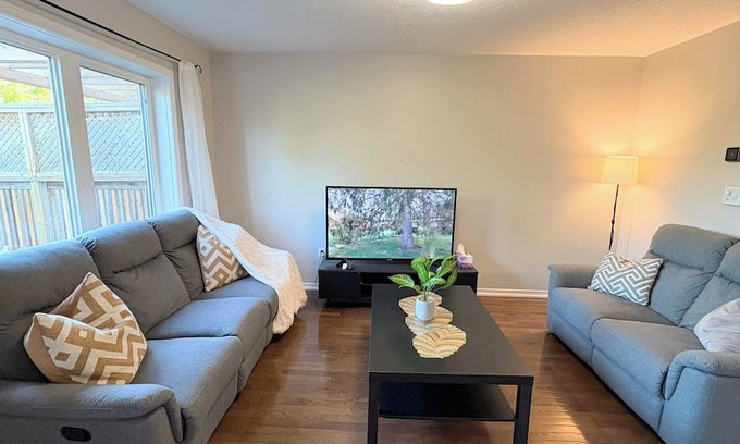 Breslau Maison | Luxury Breslau Retreat |Fenced yard |Steps to Park |Near Airport
