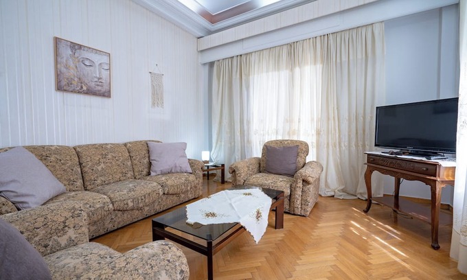 Irakleio Appartement | Retro 2-Bdrm House Near Metro in Heraklion by ΜΡS