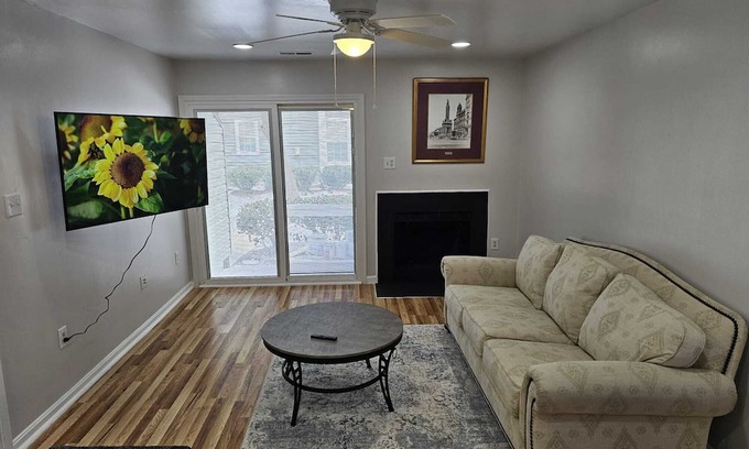 Mount Vernon Copropriété | Cozy 1-bedroom condo in wonderful Alexandria with WiFi, AC, Free Parking
