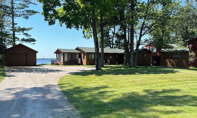 Sturgeon Lake Cabine | Charming 2-bedroom cabin in serene Sturgeon Lake with AC