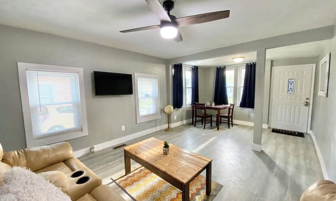 Herrin Maison | Seventeenth Street 2-bedroom 1 bath house with AC, WiFi in Herrin