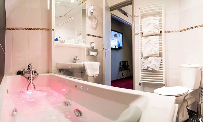 Seclin Maison | Millesime Room with Bathtub - 1