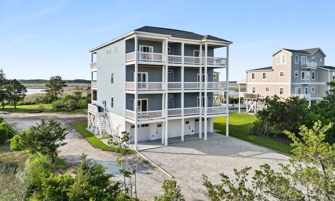 Sneads Ferry Maison | 6 Bedrooms, New Construction, Ocean and Sound Views